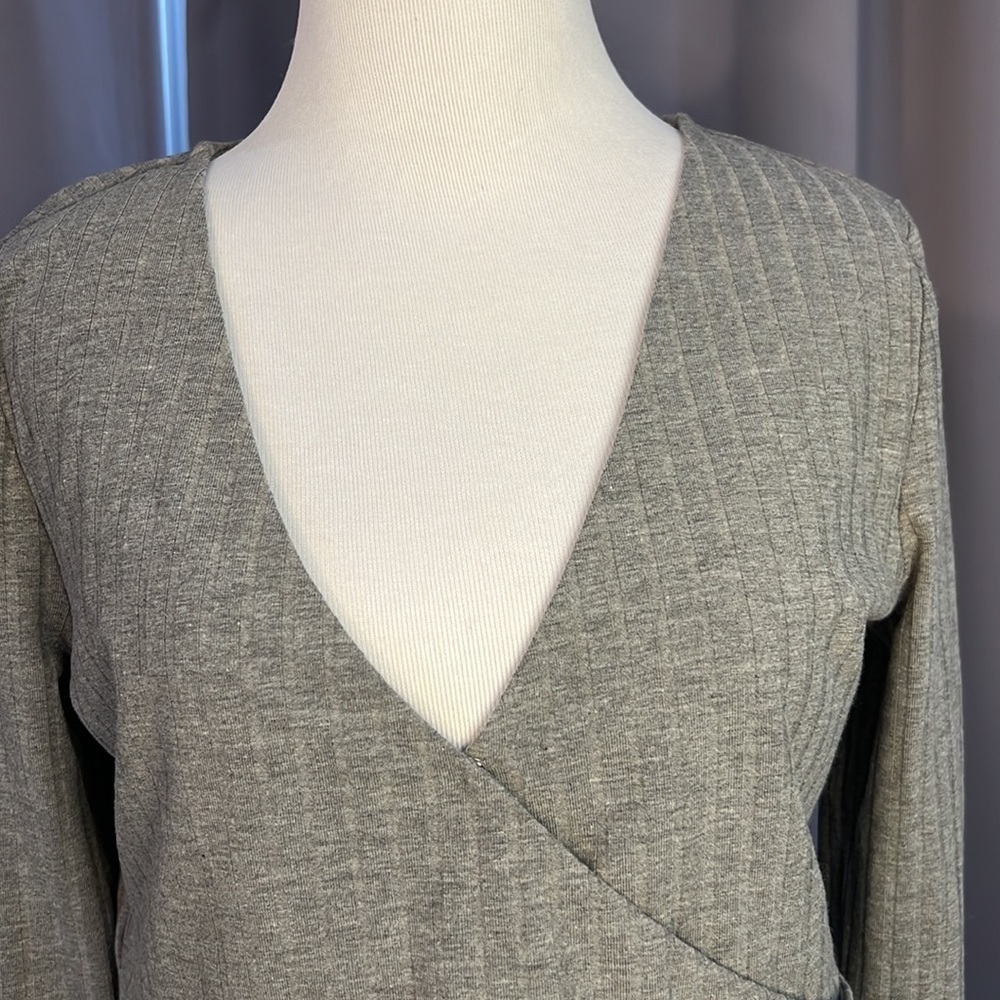 SOPHIE RUE Ribbed Surplice Neck Crop Top - Picture 6 of 7